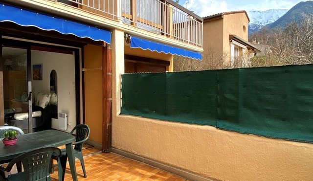 Studio Classé 2 Étoiles en Rez-de-jardin Avec Grande Terrasse a 5 min à Pied du Centre Ville in VERNET LES BAINS