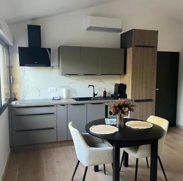 Studio climatisé confortable et calme in Pampelonne