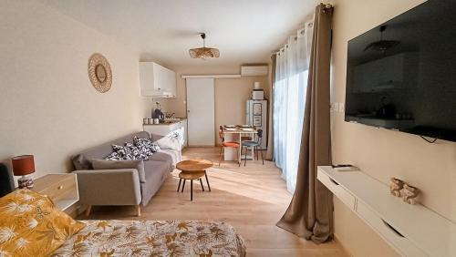 Studio climatisé-terrasse-Netflix-jardin à 10 min de Cassis in Carnoux