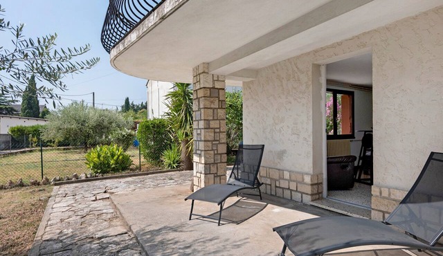 Studio "Les Iris" with Shared Terrace, Communal Garden, and Wi-Fi in Pont-Saint-Esprit