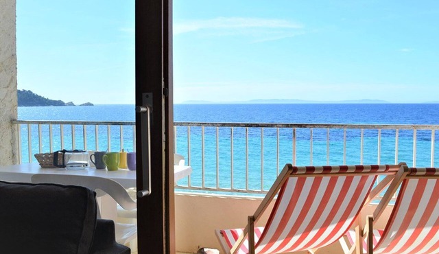 Studio on Cavalière beach with terrace, 1st floor, sleeps 2 in Le Lavandou