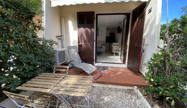Studio Rdc-Studio-Ensuite with Shower-Garden view in Hyères
