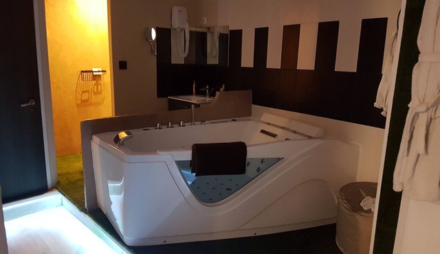 Studio with private jacuzzi, terrace and balcony and billiards in Épernay