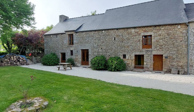Stunning barn conversion, vaulted ceilings, huge walk-in fireplace, u/fl heating in Mégrit