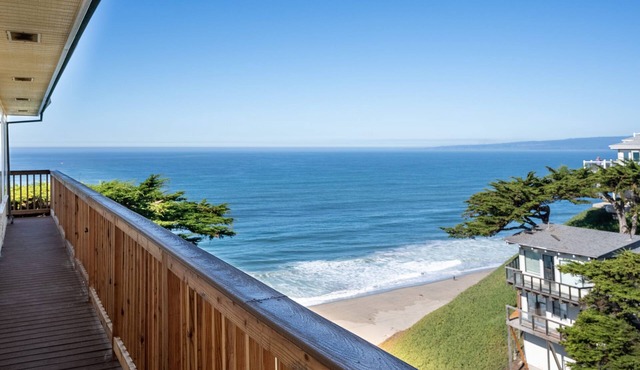 Stunning Coastal Cottage w/Panoramic Views of Monterey Bay! 6 Miles from Town