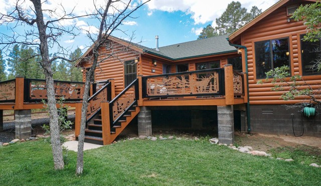 STUNNING CUSTOM BUILT CABIN ON LARGE FENCED LOT WITH THEATER ROOM! PETS WELCOME