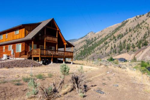 Stunning Salmon Riverfront Cabin in Salmon