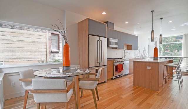 Stunning Space Needle, Downtown and Lake Union View - Modern Townhome + Parking in Seattle