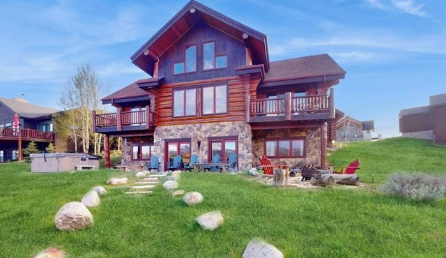 Stunning waterfront home w/beautiful mountain views, private hot tub in Tabernash