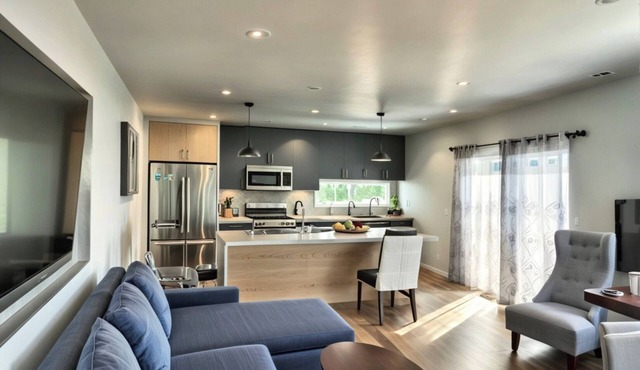 Stylish 1-Bedroom Townhouse Retreat in East Hollywood