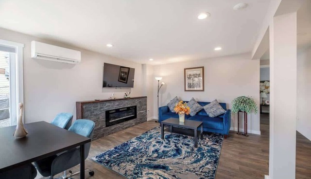 Stylish 2B1B Lower unit @ Prime Capitol Hill Spot in Seattle