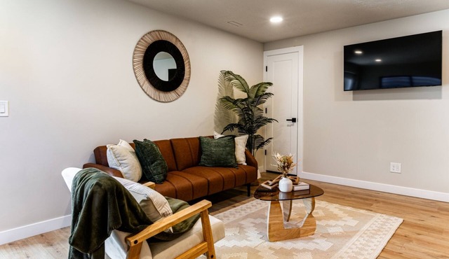 Stylish 2BR Apartment in Sandy – Near Expo Center, RSL Stadium & Skiing