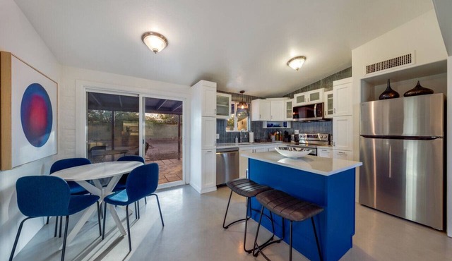 Stylish/Carport/3 BR 2 BA/Big Yard/Grill