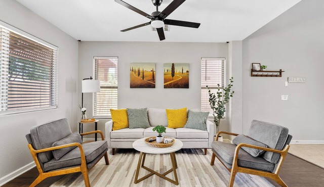 Stylish Home in Prime Gilbert-walking to San Tan Village