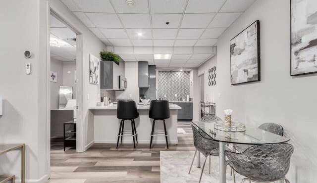 Stylish & Prestigious 2 Bed 2 Bath-On The Avenue