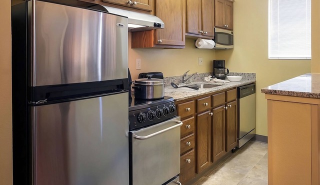 Stylish Suites With Kitchen, Pool, Short Drive To Echo Canyon Recreation!