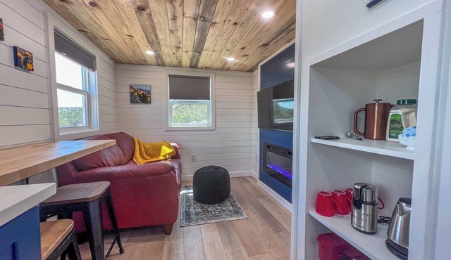 Stylish Tiny Home Loft Hot Tub Valley Views Near Sedona