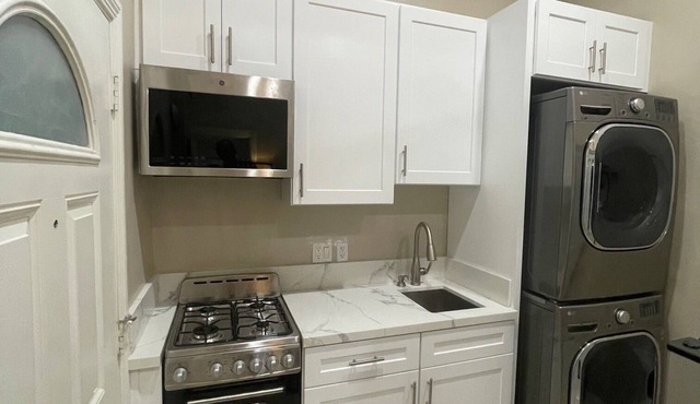 Stylish West Hollywood Studio w/W&D Near Hollywood – 30+ Day Stays