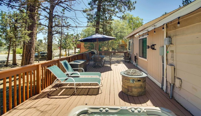 Sugarloaf Cabin w/ Hot Tub ~ 6 Mi to Big Bear
