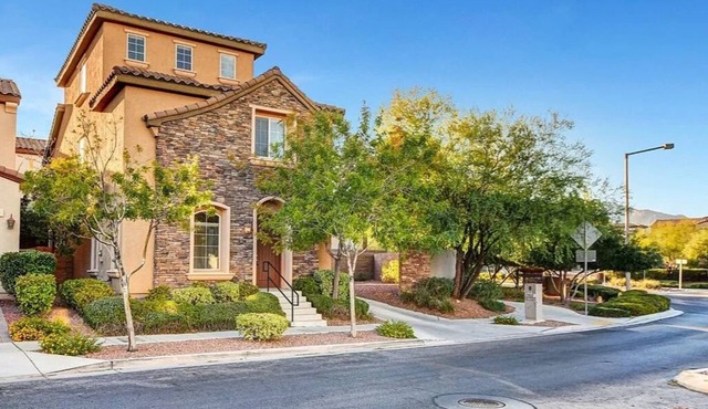 Summerlin home w/ mountain vistas! Close to Red Rock and Downtown Summerlin