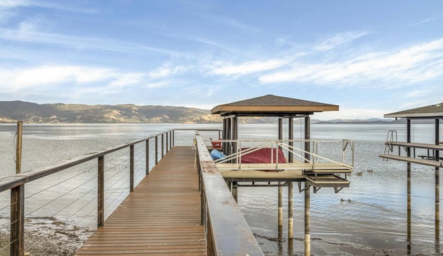 Sunrise Shores--Panoramic Views at this lakefront escape