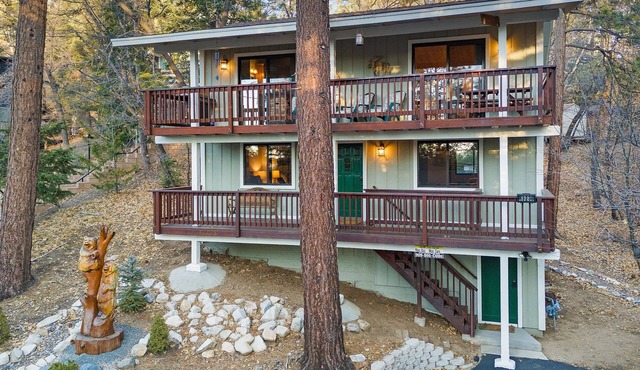 Sunset Mountain Retreat By Destination Big Bear: Nestled in Lower Moonridge! 1 Mile Away from Bear Mountain Ski Resort, Golf Course and Zoo! Reverse Floor Plan! Air Hockey Game Table!