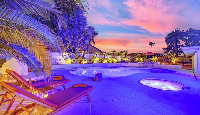 Sunset Royale 1/2 Acre Estate 6 minutes to Strip