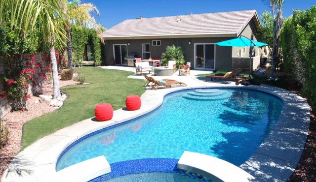 Sunsplashed, Fully Renovated Palm Springs Modern with Pool, Spa, Fire Pit in Palm Springs