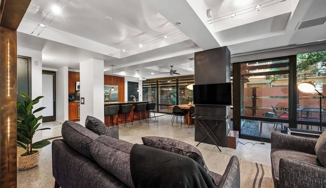 Super hip ground-level condo 2 min walk to Fashion Square.