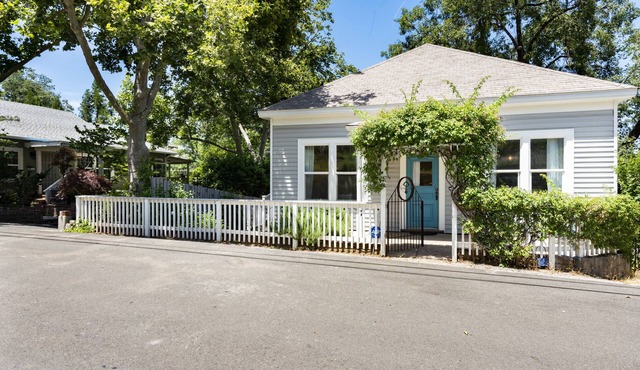 SUPER POSH UPSCALE COTTAGE - 1 BLOCK TO DWNTWN PLACERVILLE - SHORT TERM RENTAL in Placerville