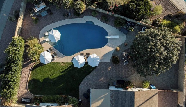 The Bloom in Scottsdale sleeps 10 w/pool, firepit, pool table + backyard OASIS in Scottsdale