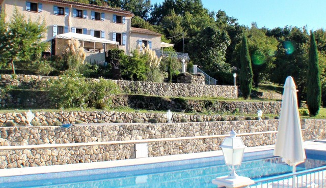 The charm, tranquility and space of a park of 2 hectards, the heated pool. in Grasse