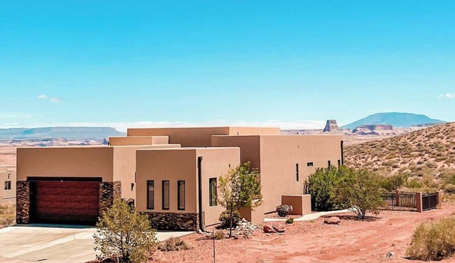 The Cliff Dweller - 3400sf, 50-Mile Views, Hot Tub