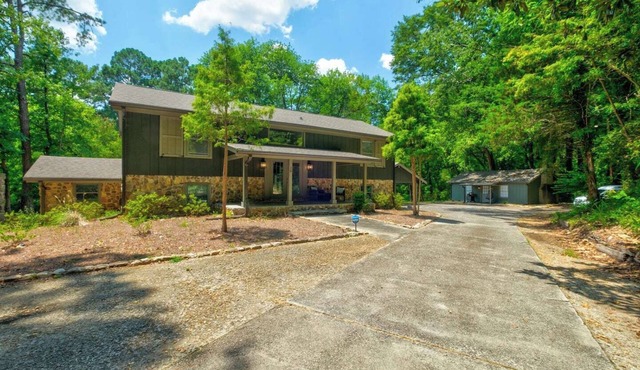 The Flagship Executive Estate. A 3BR/3BA premier oasis on 11 private acres. Minutes to Piedmont Hospital & Film Studios. Gourmet kitchen, private lake fishing & 5-star seclusion. Perfect for MTR & professional stays. in Newnan