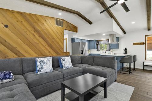 The Fox Den Big Bear ~ Modern Mountain View Retreat w/Hot Tub