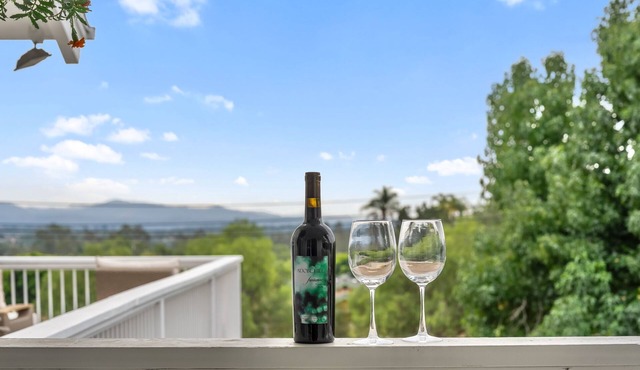 The Lookout King Bed! Min away from Wineries, Wedding, venues! Fresh eggs! in Fallbrook