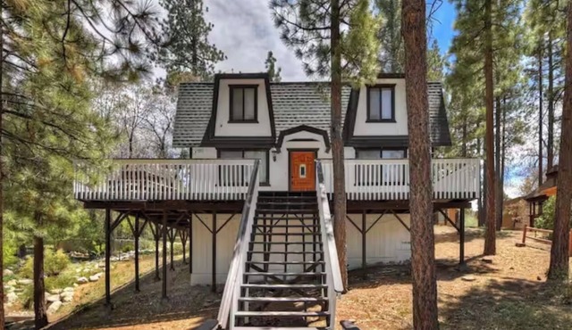 The Mountain Treehouse + Jacuzzi + Large Backyard!
