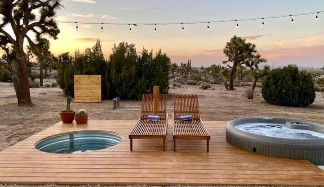 The Onyx - Hot tub - Cowboy Pool - Lounging deck