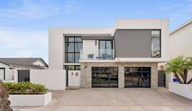 The premier Spacious 5-bedroom beach house in Oceanside over looking the beach. in Oceanside