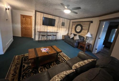 THE SNUGGLE INN