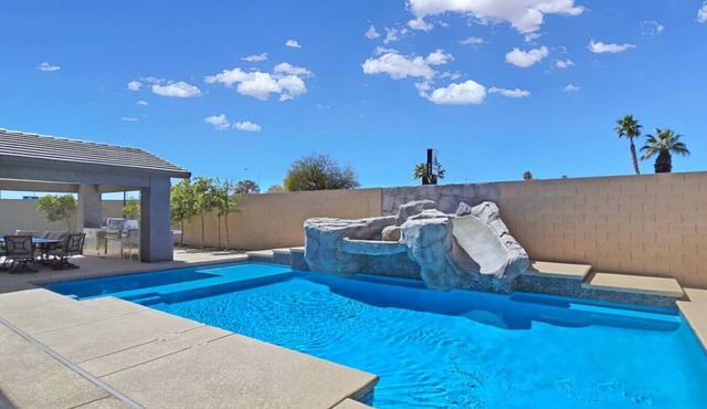 The Strip Escape | Private Pool ,BBQ & Fireplace!