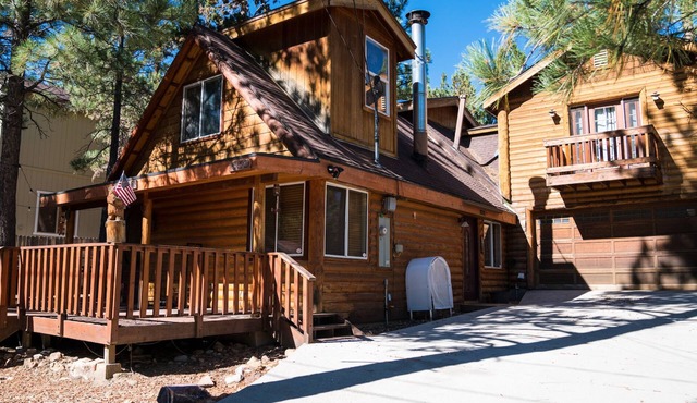 The Upper Branch: Jacuzzi, Fire Pit and Bar!