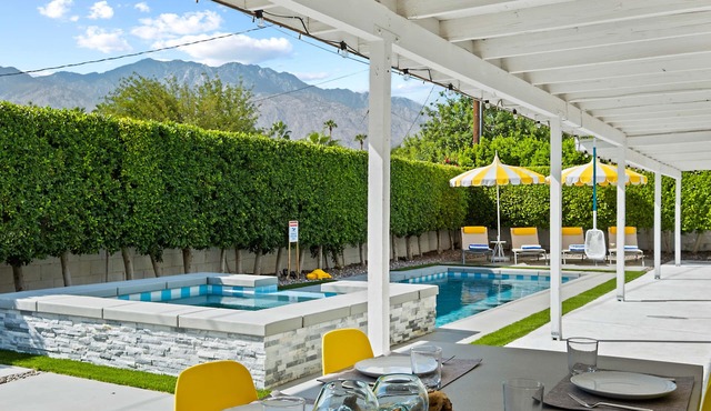 The Yellow Retreat - Exclusive Cozy Escape & Pool, The Yellow Retreat 5BED/Pool/Spa/Swim-Up Bar
