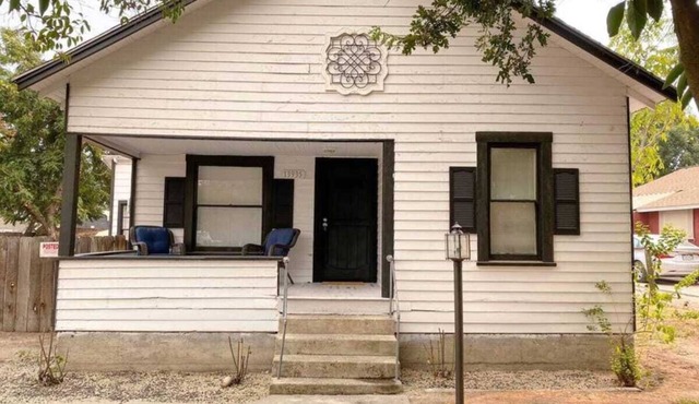 This cottage is a 2 bedroom(s), 1 bathrooms, located in Armona, CA.