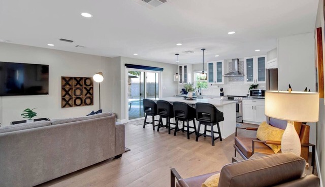 This house is a 3 bedroom(s), 2 bathrooms, located in Phoenix, AZ.
