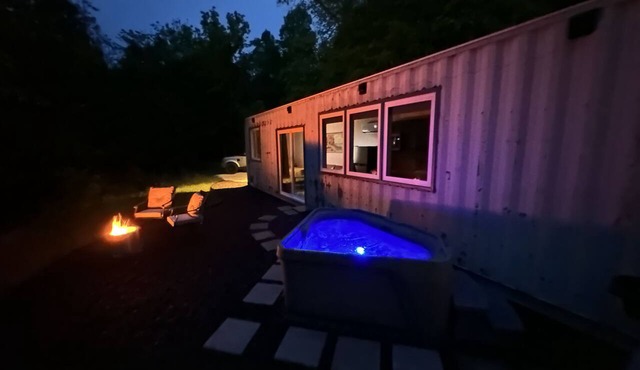 THIS IS THE ONE! SHIPPING CONTAINER CABIN-VIEW-WIFI-NATURAL BRIDGE-NADA TUNNEL in Stanton