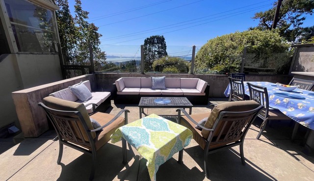 Three Bridge Bayview Bungalow in charming Kensington perfect for relaxing stays in Kensington