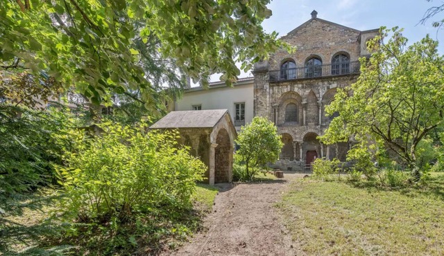 Timeless Elegance on Île Barbe: 1BR Garden View in Lyon