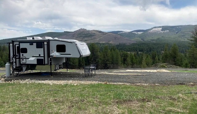Tiny Caravan Great for Couples with Landscape Views in Idaho in Saint Maries
