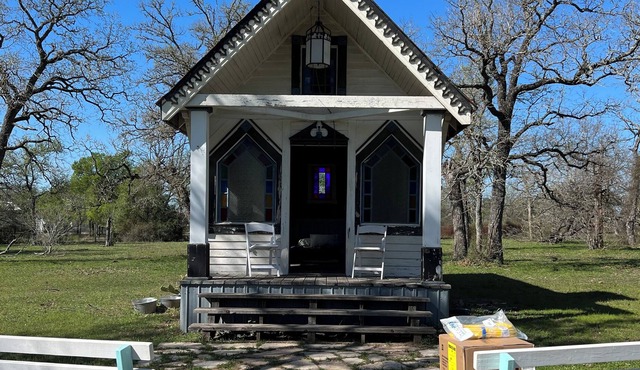 Tiny Chapel Glamping 20 Minutes from ATX, 10 Minutes from COTA. in Del Valle
